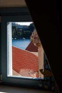 una ventana de un edificio con vistas al río en Villa Amoroza Cavtat, en Cavtat