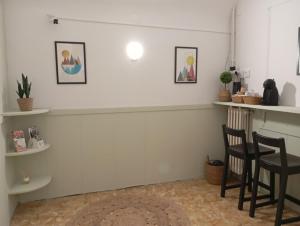 salon z 2 krzesłami i blatem w obiekcie La Cabana w mieście Organyà
