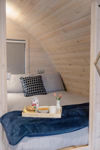 Tempat tidur dalam kamar di Coolaness Glamping