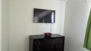Un televizor și/sau centru de divertisment la Cozy 3 Bedroom townhouse exquisite