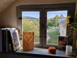 allio - das turmchalet في برشينغ: رف مع نافذة مع الكتب واليقطين