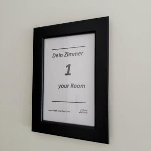 a framed picture of a sign for a room at Ruhiges Zimmer in guter Lage in Aalen/Unterkochen in Aalen