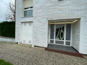 een garage met een witte deur op een huis bij F3 Cosy à Cergy à 10 minutes de la gare Cergy Préfecture et Proche ESSEC in Cergy