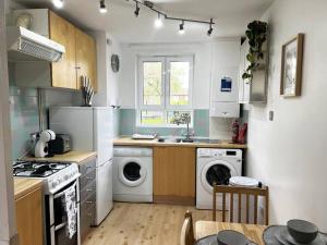 A kitchen or kitchenette at Golden Stay flat next to Camden Town