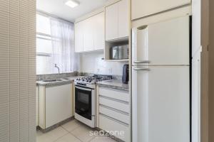 Кухня или мини-кухня в Apto aconchegante, centro de Florianópolis EDC402
 +9 фотографий