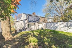 una casa blanca con un árbol en el patio en Beltline Beauty*Mins to Benz Stadium, Game Room*, en Atlanta