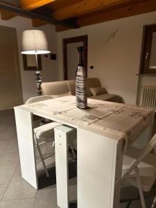 une bouteille assise sur une table blanche dans l'établissement Grazioso appartamento, à Aoste