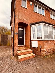 una casa de ladrillo con escaleras que conducen a una puerta en R4 - Newly Renovated Private self contained Room in Selly Oak Birmingham, en Birmingham