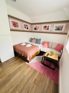 niewielka sypialnia z łóżkiem i kanapą w obiekcie R4 - Newly Renovated Private self contained Room in Selly Oak Birmingham w Birmingham