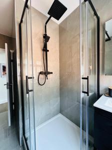 W łazience znajduje się prysznic ze szklaną kabiną prysznicową. w obiekcie R4 - Newly Renovated Private self contained Room in Selly Oak Birmingham w Birmingham