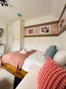 1 dormitorio con 1 cama y 1 sofá en R4 - Newly Renovated Private self contained Room in Selly Oak Birmingham, en Birmingham