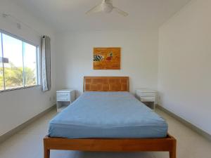 a bedroom with a bed and a ceiling fan at Linda cobertura Prainha de Mambucaba Paraty 50m da praia in Paraty