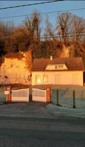 ein weißes Haus mit einem Zaun davor in der Unterkunft Val'lo'Seine in Duclair