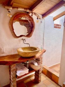 洛斯桑托斯的住宿－Hotel Boutique Santa Clara Mesa de los Santos，一间带木制水槽和镜子的浴室