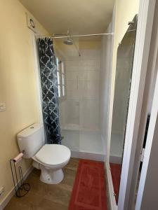 Phòng tắm tại Maison atypique en Dordogne - 6 couchages