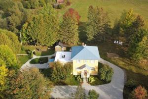 an aerial view of a house with a driveway at Le toit bleu in North Hatley