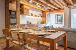 - une salle à manger et une cuisine avec une table et des chaises en bois dans l'établissement Pretty loft with view of Mont Blanc & glacier, à Chamonix-Mont-Blanc