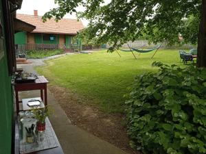 Blick auf einen Garten mit Hängematte in der Unterkunft Dedina Luka in Valjevo