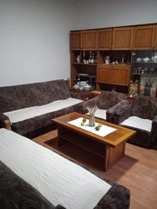 ein Wohnzimmer mit 2 Sofas und einem Couchtisch in der Unterkunft Dedina Luka in Valjevo