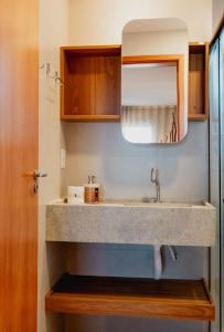 a bathroom with a sink and a mirror at Condomínio Gamboa Patacho a 190 da praia na Rota dos Milagres in Pôrto de Pedras