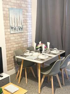 a dining room table with chairs and a dining room at Cosy home, family & contractor friendly 4 bedroom near Leeds centre, sleeps 7 in Leeds