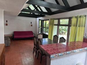 Río Oro的住宿－APARTAMENTOS VERANERA，客厅配有桌椅和沙发