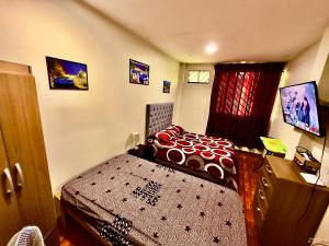 Dormitorio con cama, escritorio y TV en 100- departamento céntrico en chorrillos, en Lima
