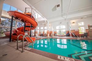 Bazén v ubytování Service Plus Inns and Suites Calgary nebo v jeho okolí