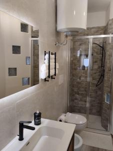 y baño con lavabo, aseo y ducha. en La Casa dei Ricordi, en Campagnano di Roma