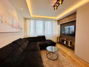 salon z dużą kanapą i telewizorem w obiekcie Apartman Aurora w Zagrzebiu