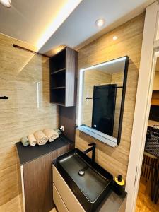 een badkamer met een zwarte wastafel en een spiegel bij Apartman Aurora in Zagreb