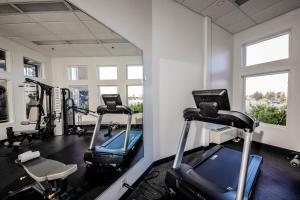Fitness centrum a/nebo fitness zařízení v ubytování Service Plus Inns and Suites Calgary