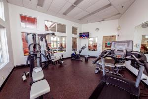 Fitness centrum a/nebo fitness zařízení v ubytování Service Plus Inns and Suites Calgary