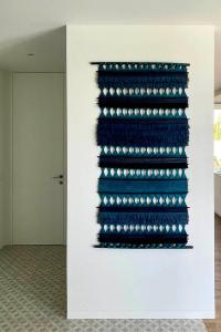 een muur met een blauw gordijn in een kamer bij Vila Mar&Luz, Porto, Mindelo Beach in Mindelo