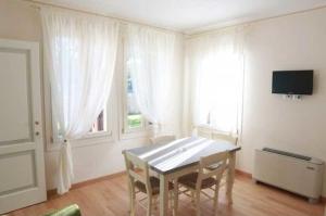 A television and/or entertainment centre at Villa delle Rose