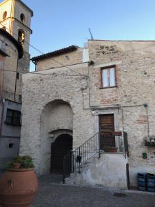 un ancien bâtiment en pierre avec une tour d'horloge dans l'établissement Il Castelletto Casa Vacanza, à Poggio San Lorenzo