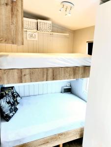Pokój z 2 łóżkami piętrowymi w obiekcie Mikrohus Leknes i Lofoten w mieście Leknes