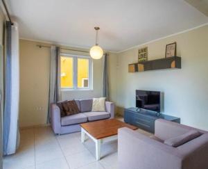 a living room with a couch and a coffee table at Two Bedroom app Villa Islandessa in Willemstad
