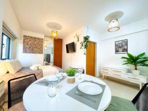 Departamento en Villa Crespo في بوينس آيرس: غرفة معيشة مع طاولة وأريكة