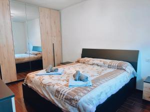 Finestra su Villalago في Villalago: غرفة نوم بسرير كبير عليها مناشف