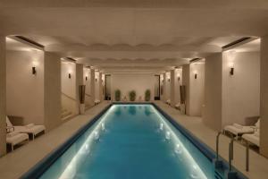 una piscina en un edificio con sillas en Hotel Cafe Royal, en Londres