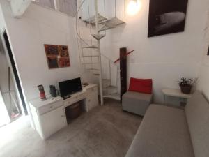 sala de estar con sofá y escritorio con TV en Casa del Angel Duplex Centrico con Patio en La Plata