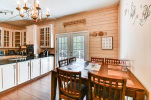 uma cozinha com mesa e cadeiras num quarto em Family Tallassee Retreat with Sunroom and Decks! em Tallassee