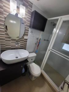 een badkamer met een toilet, een wastafel en een douche bij R.1102 Lindo estudio ejecutivo en área turística. in Panama-Stad