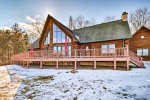 Blairstown的住宿－Luxury Log Cabin with EV Charger and Mtn Views!，小木屋,设有大雪甲板
