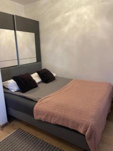 Un dormitorio con una cama con dos almohadas encima. en Channel na Wspólnej Centrum Deptak PKP PKS -Garaż Podziemny zameldowanie -wymeldowanie bez kontaktowe, en Kielce 21 fotos más