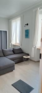 Gardouch的住宿－Maison Monxanin，客厅配有沙发和桌子