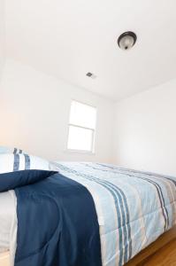 Säng eller sängar i ett rum på Elegant 3Bedroom Apt Close to NYC