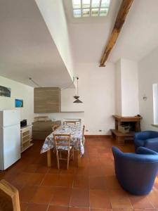 cocina con mesa y sillas en una habitación en La villetta di Christian, en Orbetello