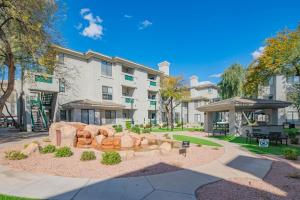 a park with a fountain in front of a building at Exclusive Unit-Walkable Area-Bright & Sunny 2 BR - N272 in Scottsdale
